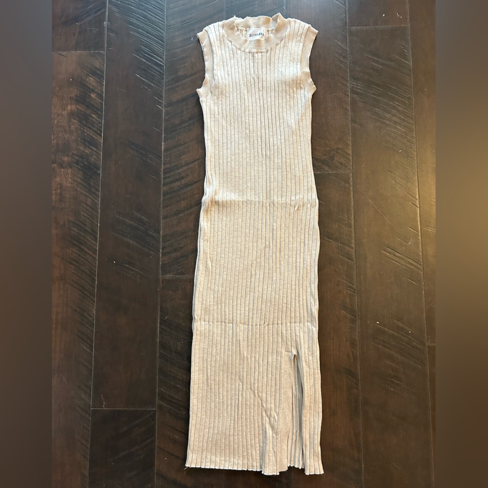 Olive & Oak Beige Ribbed Midi Dress